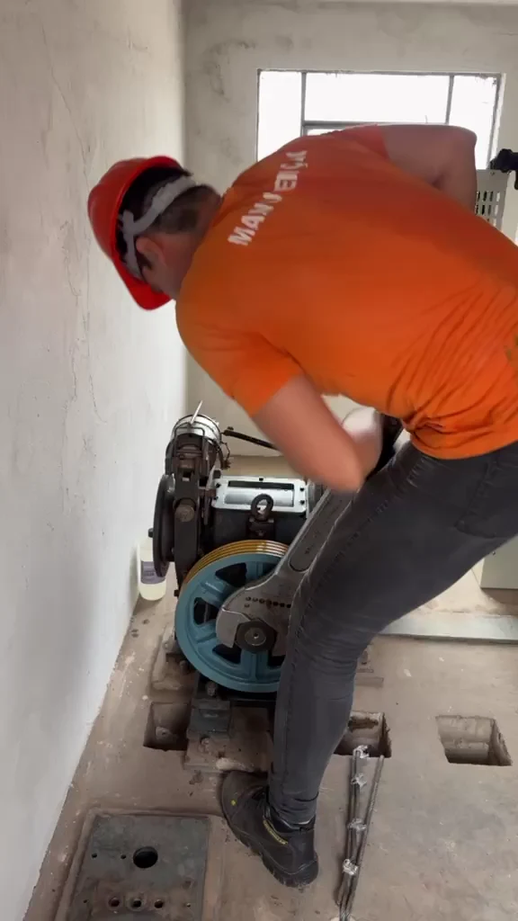 Técnico trabalhando em equipamento de elevador